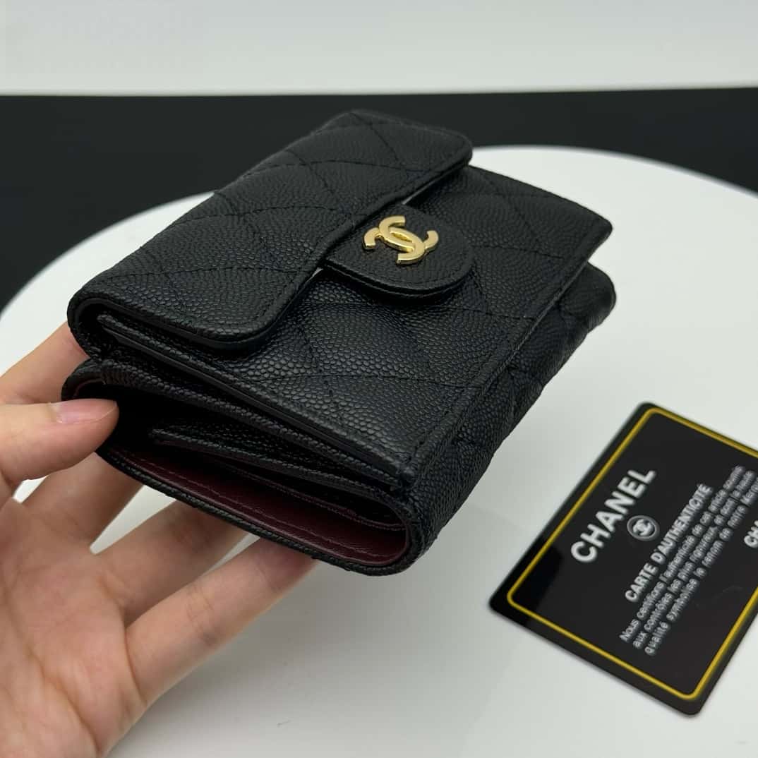 【シャネル】定番CFライン キャビアスキン三つ折財布 高級感漂う春夏新作