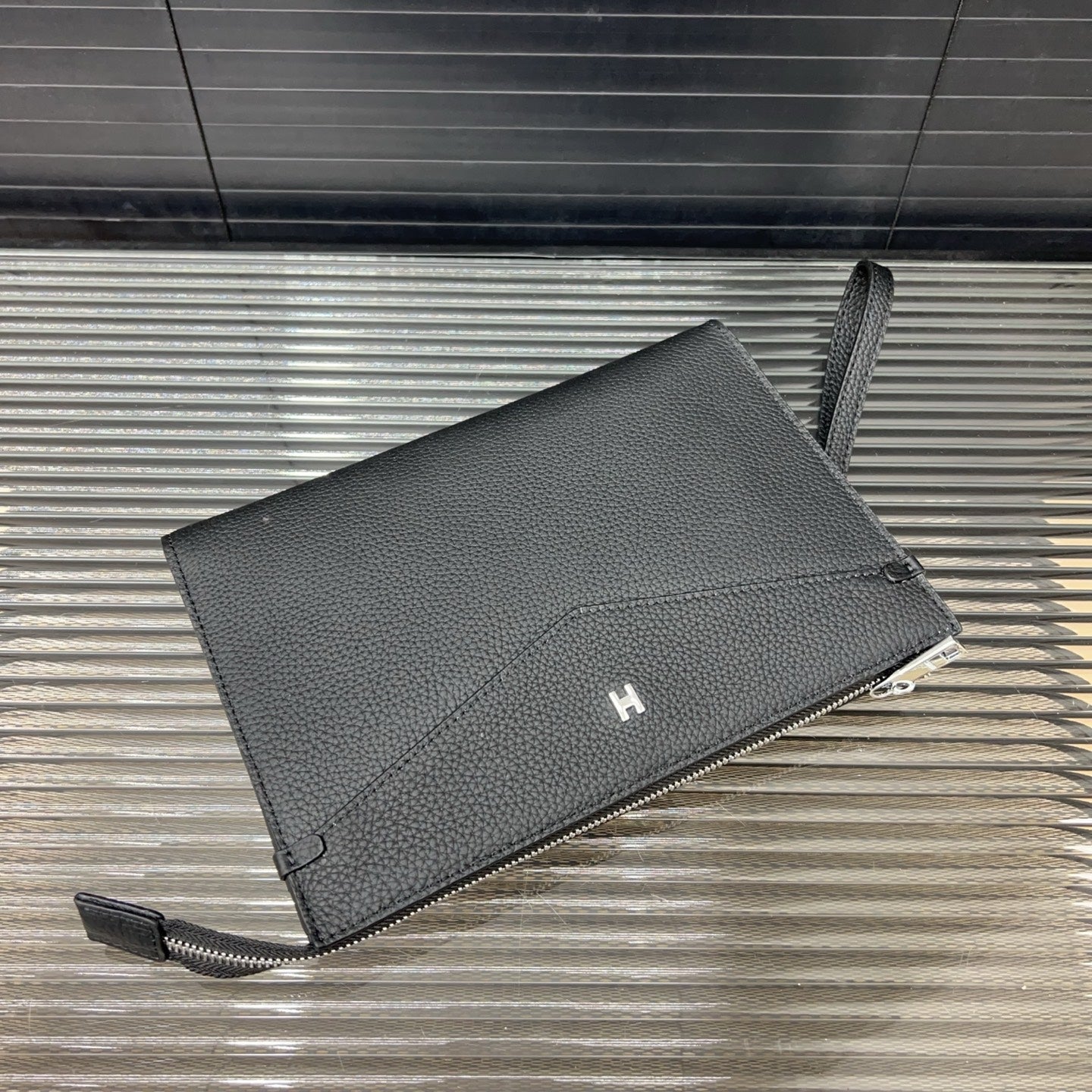 【エルメス】シンプルでエレガント ブラックレザークラッチ 大人の男性に最適