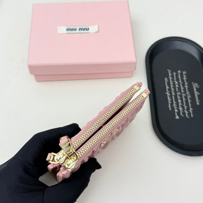 【ミュウミュウ】春夏にぴったりの実用的で絶妙な短財布3色