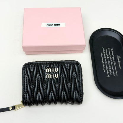 【ミュウミュウ】春夏にぴったりの実用的で絶妙な小さな財布2色
