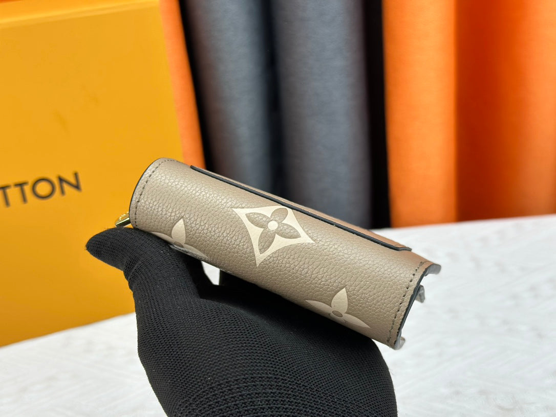 【ルイヴィトン】収納力抜群のミニ財布 上質感あふれるエンボス仕上げ